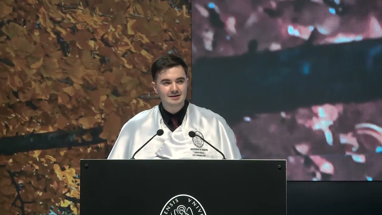 Juan Salinas dando el discurso de graduación